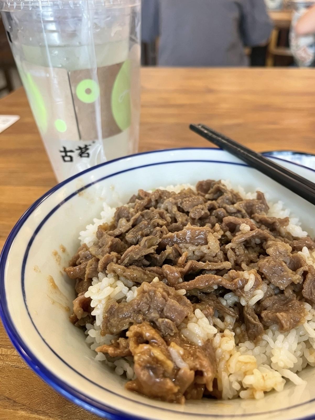 忙完手头的事，好好吃一顿饭才是实在的快乐

忙活一上午，终于轮到属于自己的午饭时