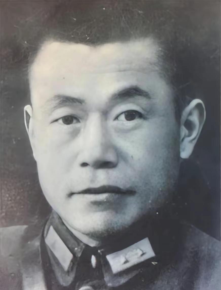 1949年，国军中将邱清泉战死沙场，妻子带着孩子们准备逃到台湾，到福建时，次子邱