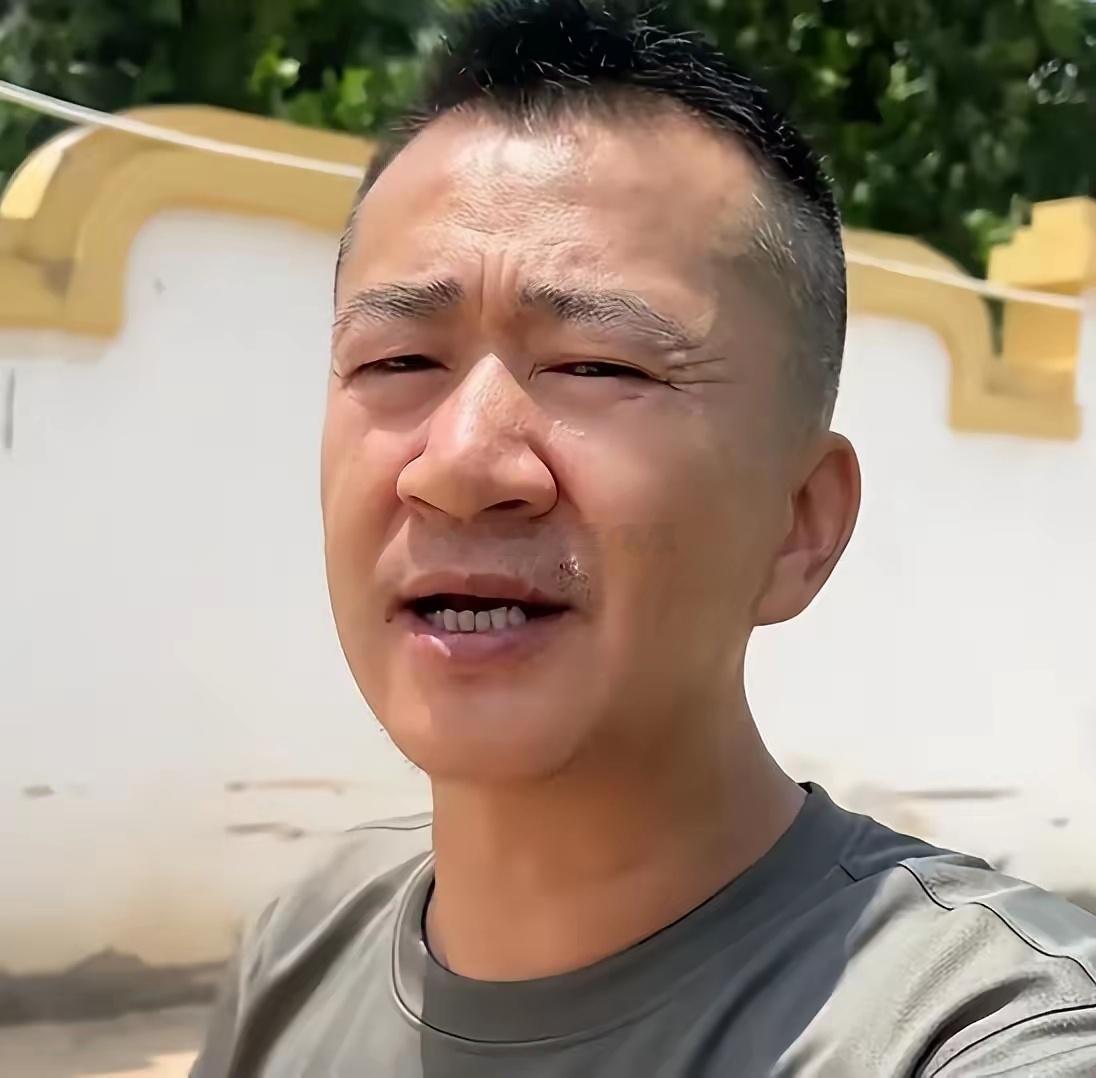 演员李嘉明想搞臭周星驰，说《功夫女足》70块票钱花得冤，粗制滥造就是圈钱。结果自