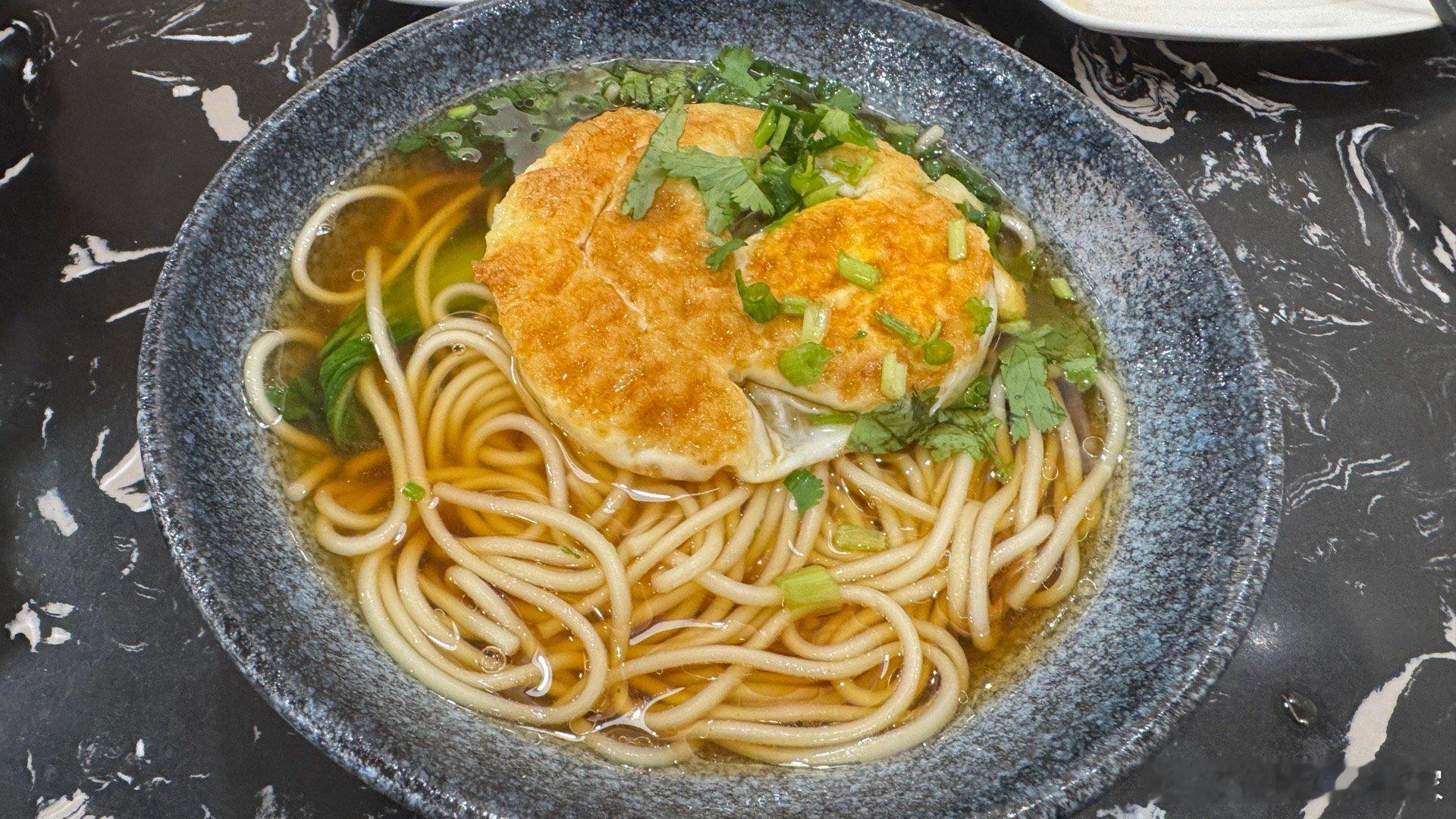 今早在机场当了回雷锋[憧憬]事情是这样的：走在我前面一大爷，我眼睁睁看着他把身份