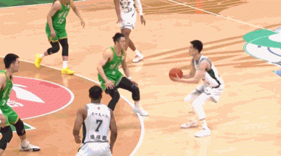 争议判罚！今晚进行的CBA常规赛第29轮比赛辽宁对阵同曦的比赛中出现争议判罚：首