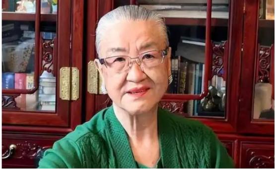 1986年，中央一条“高干子弟一律不准经商”的规矩，使得耿莹一夜之间被查封了所有