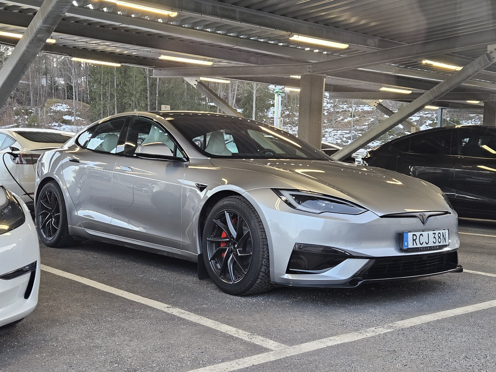 最后一代，说「代」也不准确，最后一次改款的 Model S Plaid 进一步强