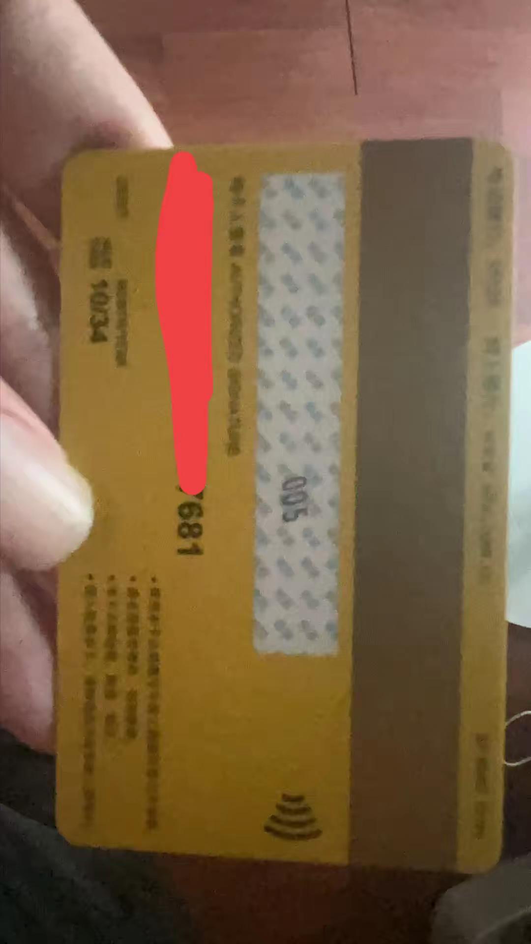 天亮的时候，孩子退了烧，安安稳稳睡着了。我熬了一宿眼睛通红，想跟岳母道声谢，发现