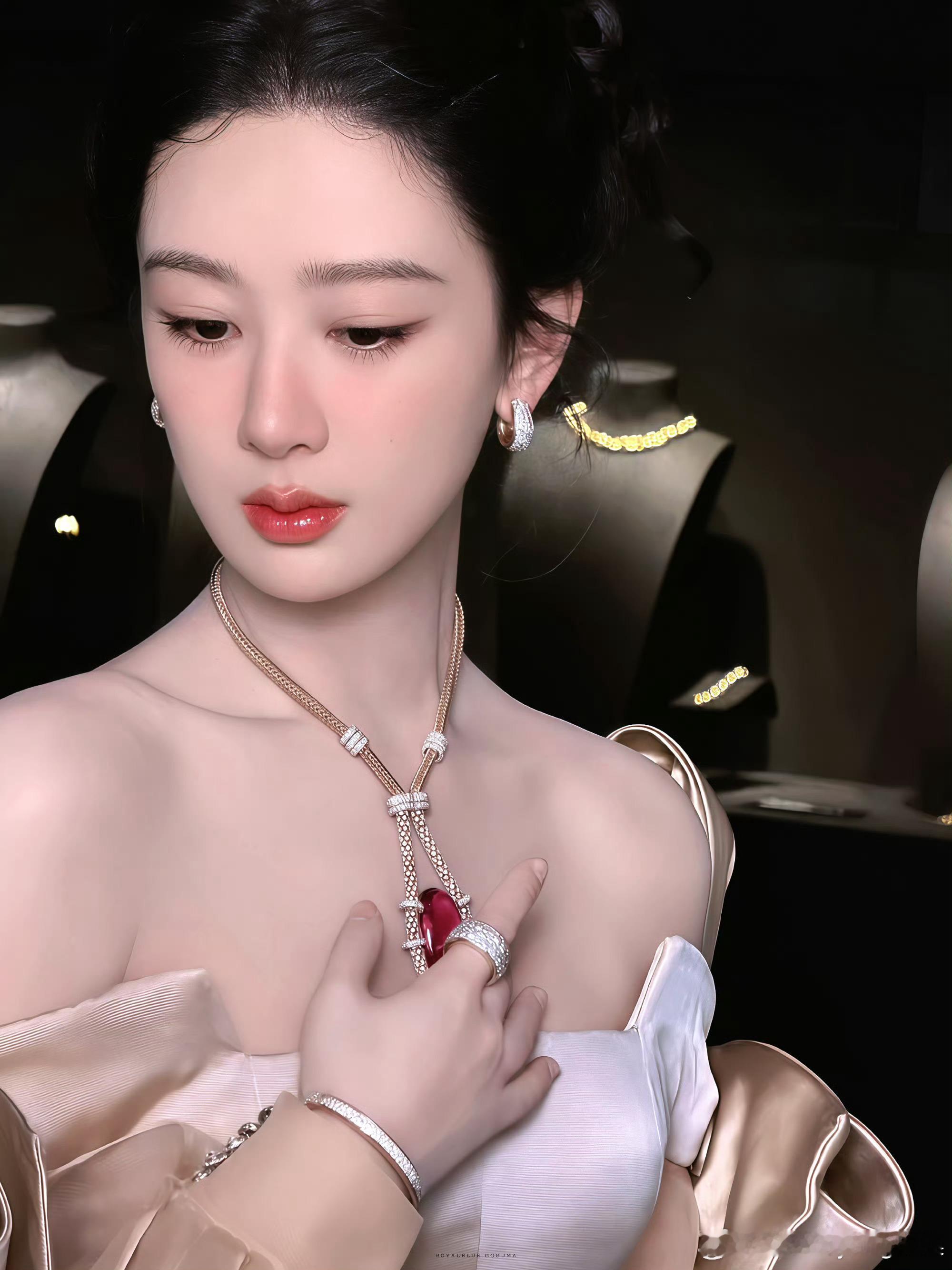 杨紫G社拍的杨紫杨紫  皮肤太好了，肤若凝脂杨紫好漂亮。正二八百的生图！杨紫真的