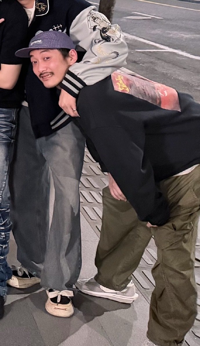 张兴朝像被送回家的走丢老人 笑不活了！张兴朝这握手的懵圈状态，活脱脱一个下棋输断