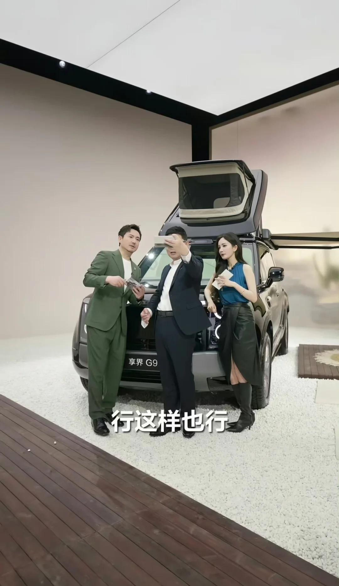 疑似华为新机曝光
余总在发布会之后合影的时候手机是遮挡起来的，大家猜猜是新的Ma