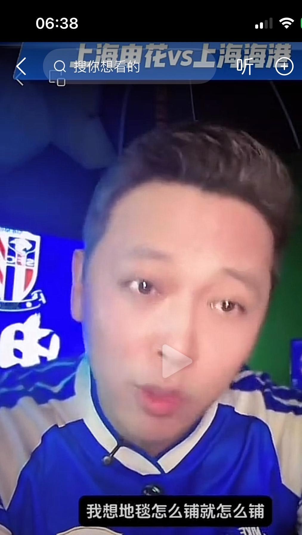 朋友请我去他家作客，进门后发现这朋友把自己的大头相照片做成地毯铺在地上，于是我踩