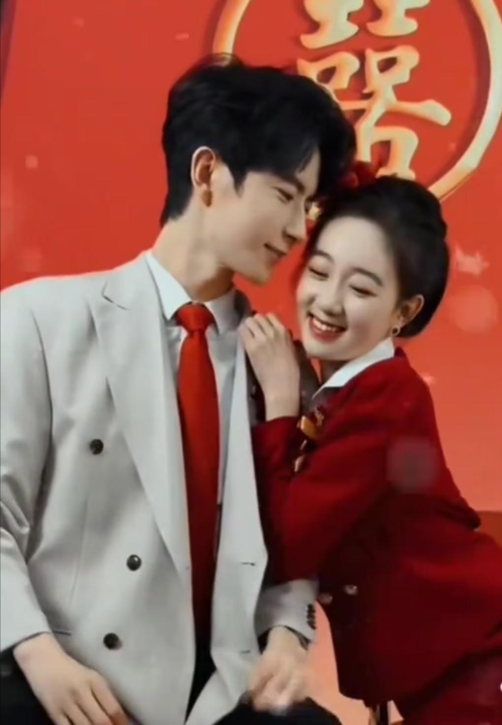 两人真的好搭呀，

感觉小鱼就适合这种活泼、甜甜的女孩，

要是两人能走到一起的