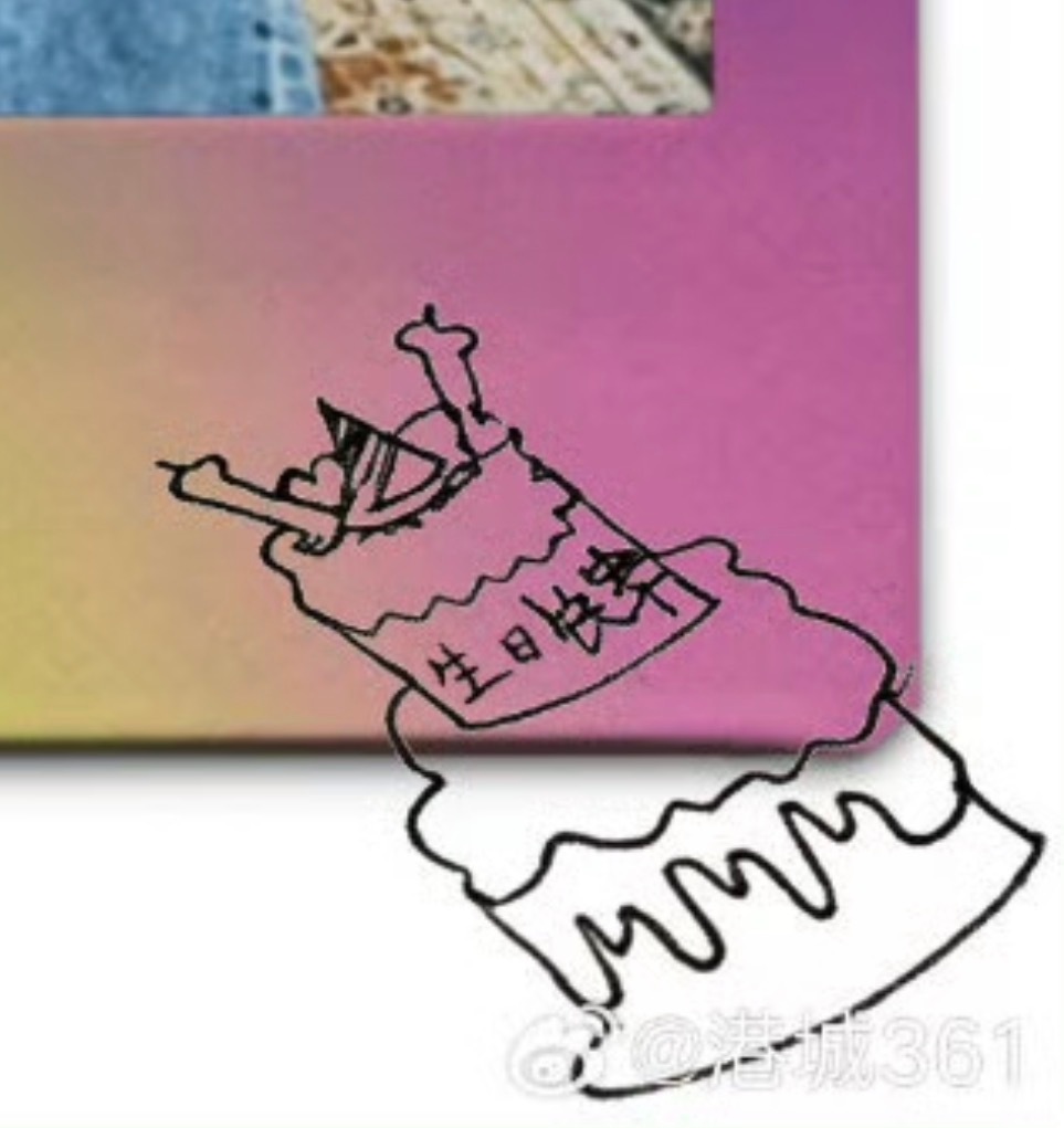 穿着六一的妆造拍的生日照右下角是初三画的小蛋糕（看着很像 但应该是重新画的 蛋糕