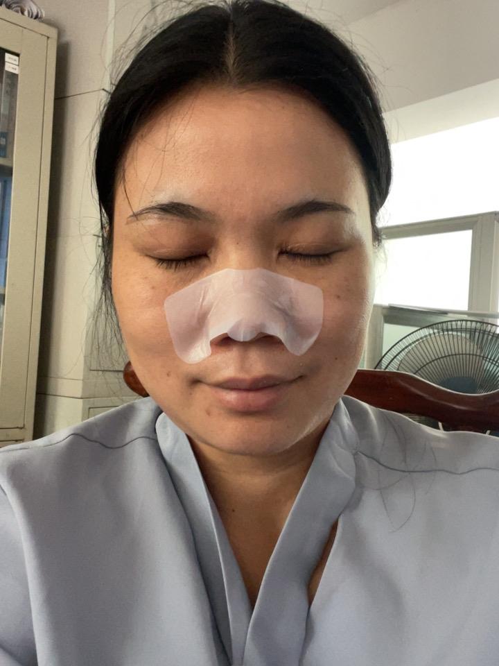 到现在还没有吃早餐。我煮了红薯，想起黑头多于是敷个鼻贴。之前去美容院做小气泡清洁