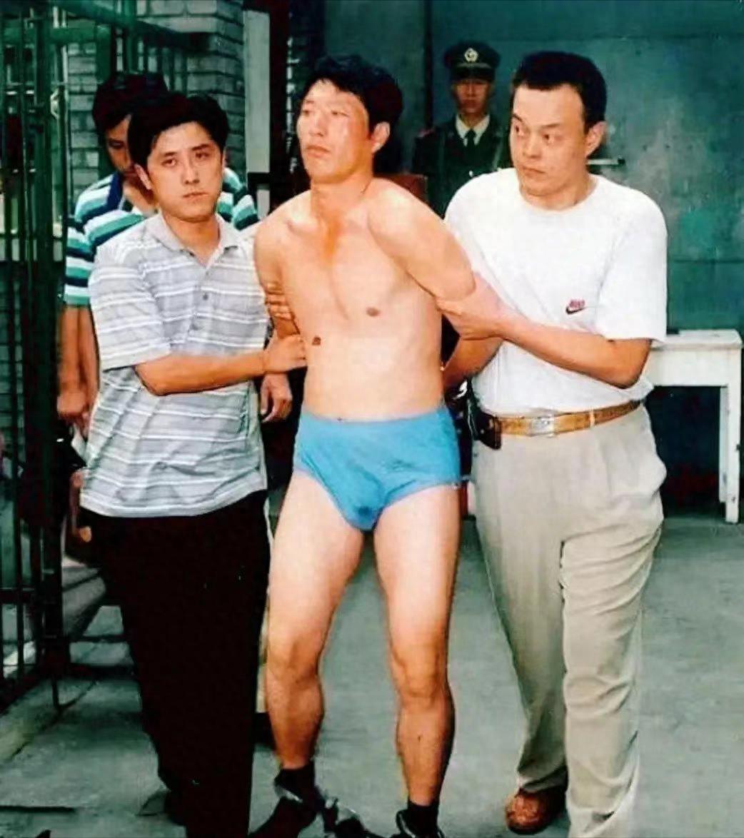 1997年9月5日晚，北京一民居内气氛凝重。四名刑警死死盯着眼前只穿内裤的男人。