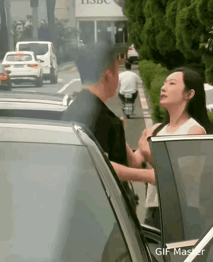 丢尽脸面！来往行人全看在眼里，女子街边连续掌掴自家丈夫！

热闹的街边道路上车流