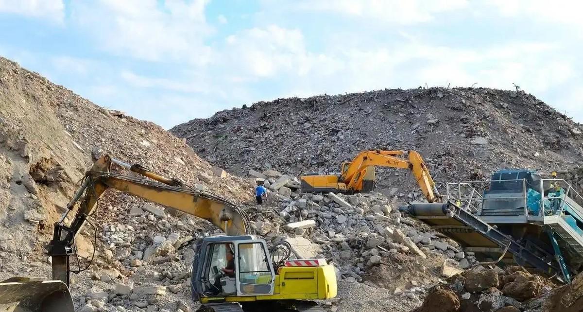 日本请美国出面帮自己跟中方谈稀土，这事本身就说明东京真的坐不住了。外媒说日本手里