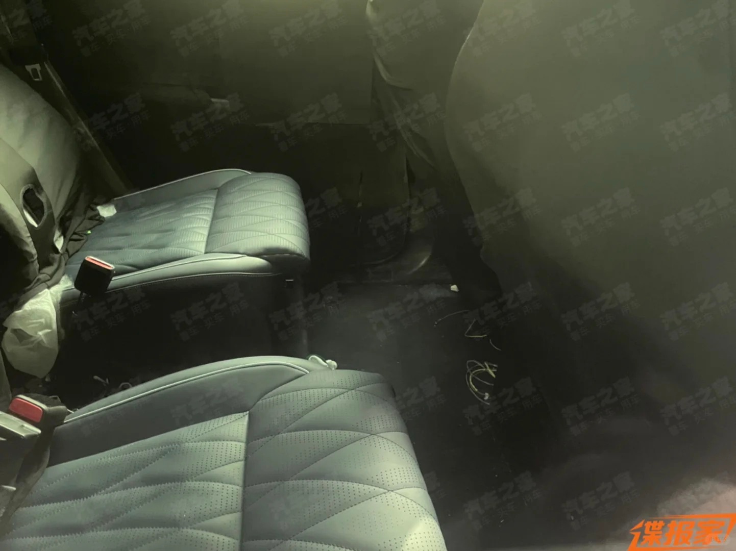 据说是极氪8x的内饰前排设计没什么悬念，悬浮式中控，卡宴同款扶手，车门或采用按键