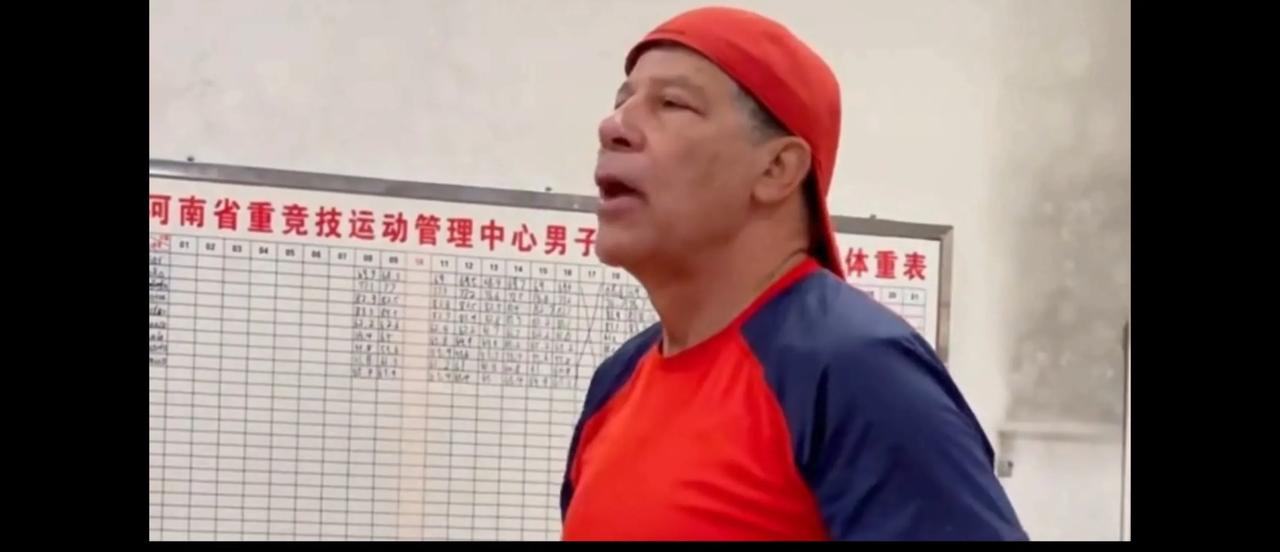 带领6位中国女弟子参加奥运，其中5人杀进决赛，共斩获3金2银。这位来自古巴的老共