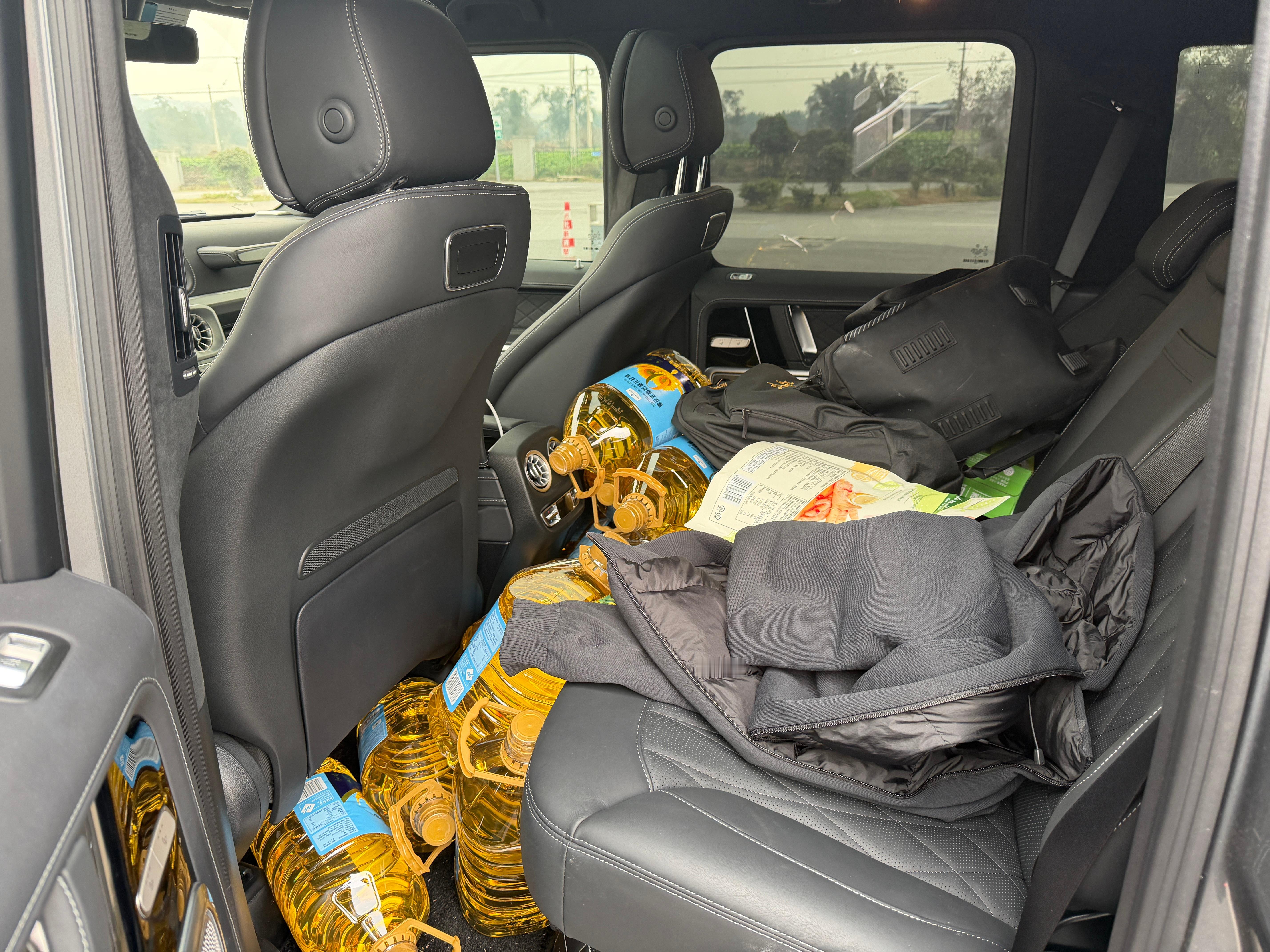 这次回村开的G和YU7！送五保户老人的年货全装大G上的、毕竟这是货车能装、他们就