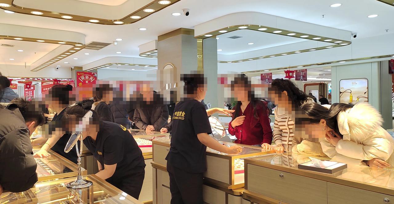 去金店逛一逛，我属实惊讶了，大家都这么有钱么？大金镯子，大金链子卡卡一顿买啊！[