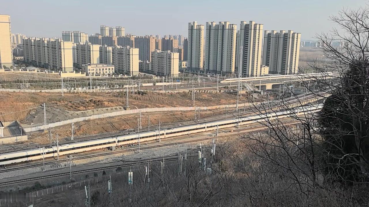 两只金凤凰（和谐号）闪现凤凰山，一左一右、一前一后隔山而望，追逐驶向徐州东，阵仗