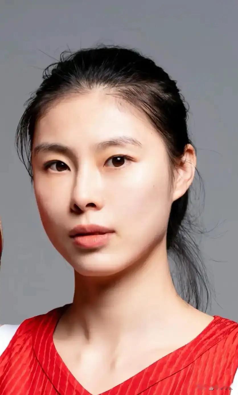 71比51，
中国女篮大胜意大利，
稳稳拿下小组第二。但你要是只盯着得分榜看，大