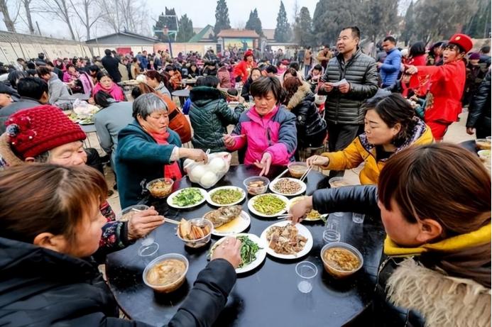 “真是颜面扫地！”河南洛阳，身价上千万的56岁服装厂老板，五一回乡摆流水席，宴请