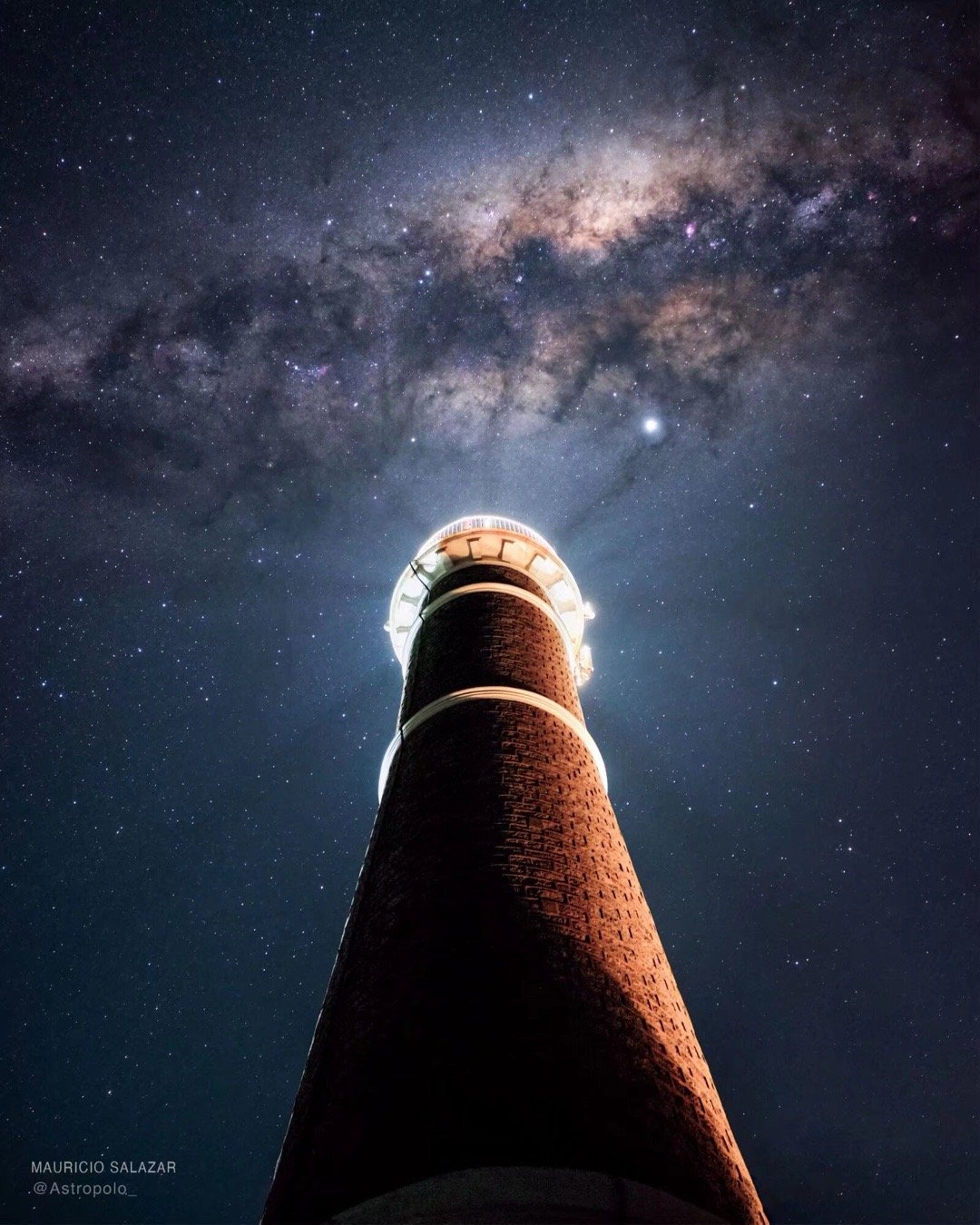 灯塔能照亮整个星系吗？当然不能。不过，在这幅主题影像里，从乌拉圭的何塞·伊格纳西