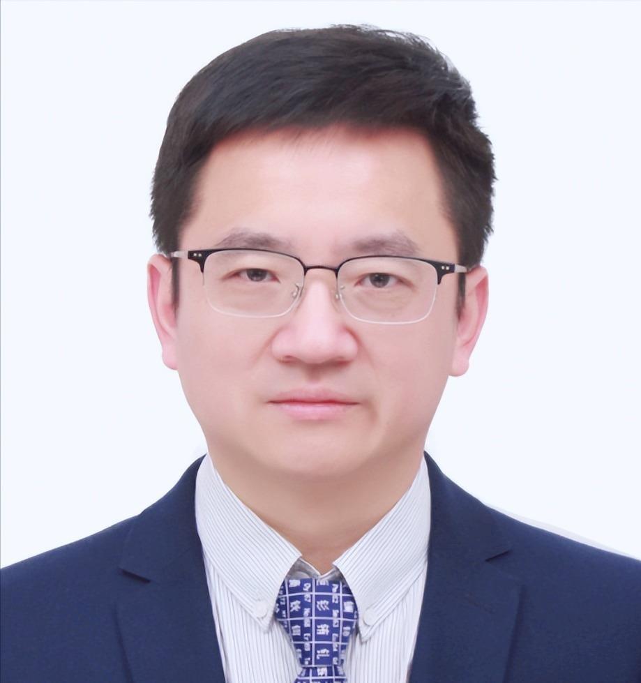 程方益，湖北咸宁人，南开大学化学学院最年轻的院长，也是新能源电化学材料领域实打实