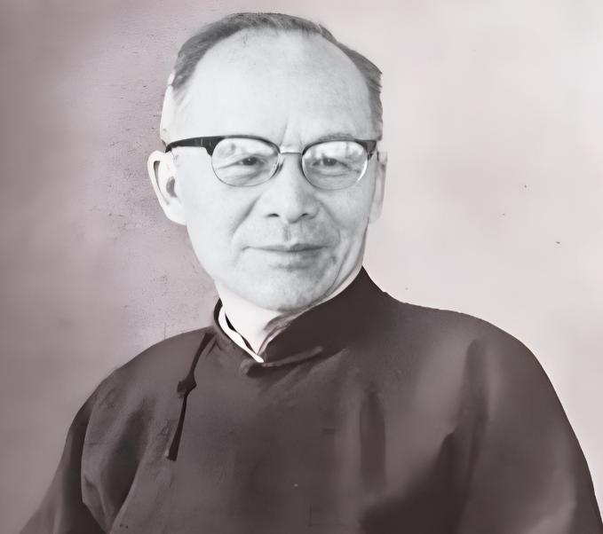 1950年，胡兰成受邀前往北京当官，可当他兴冲冲的走到半路时，却突然想起自己是个
