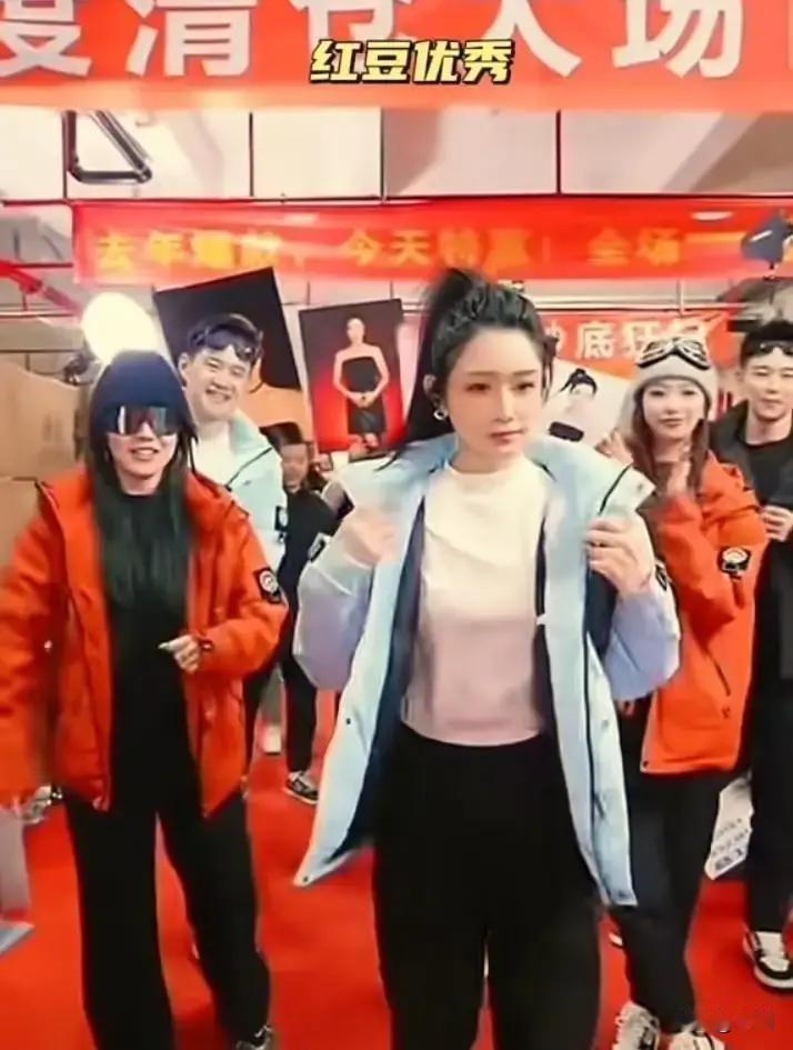 红豆3月27号晚上8点开播，首秀没提木森半个字，直接把解约后台亮给观众看。

灰