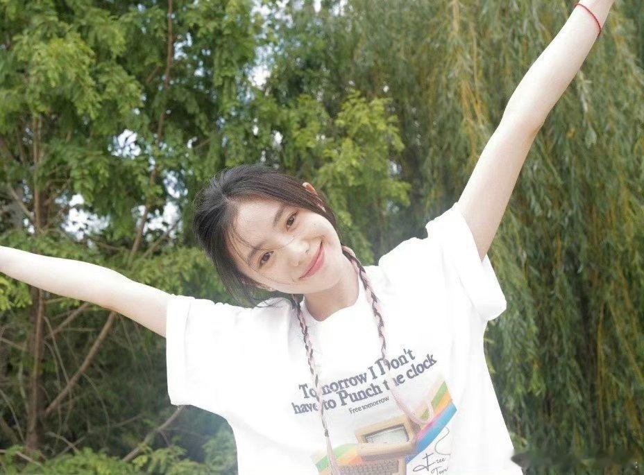刘浩存的颜很多人都吃吧？很多日常照片都很惊艳 ​​​