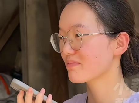 韩雅平终于说出了，从小学到现在一直有一个在背后默默支持并关注着的人。这个人每年都
