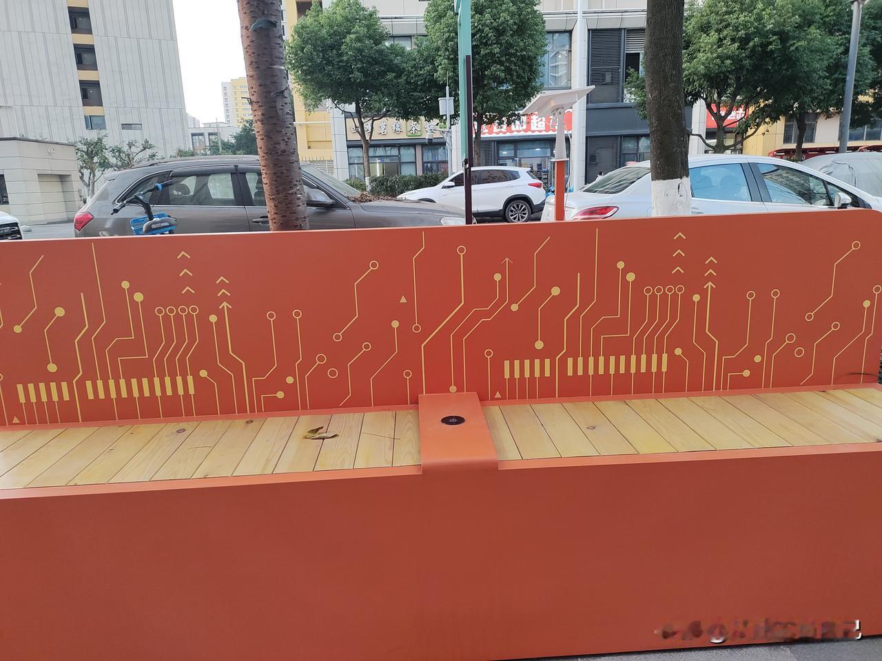 这可是非成都中心城区啊，居然连无线充电都安排上了，就在马路边上的座椅上！
虽然地