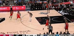 NBA赛场镜头：杰伦格林这孩子不长记性呢，打文班能那么打吗？
  打文班，直接去
