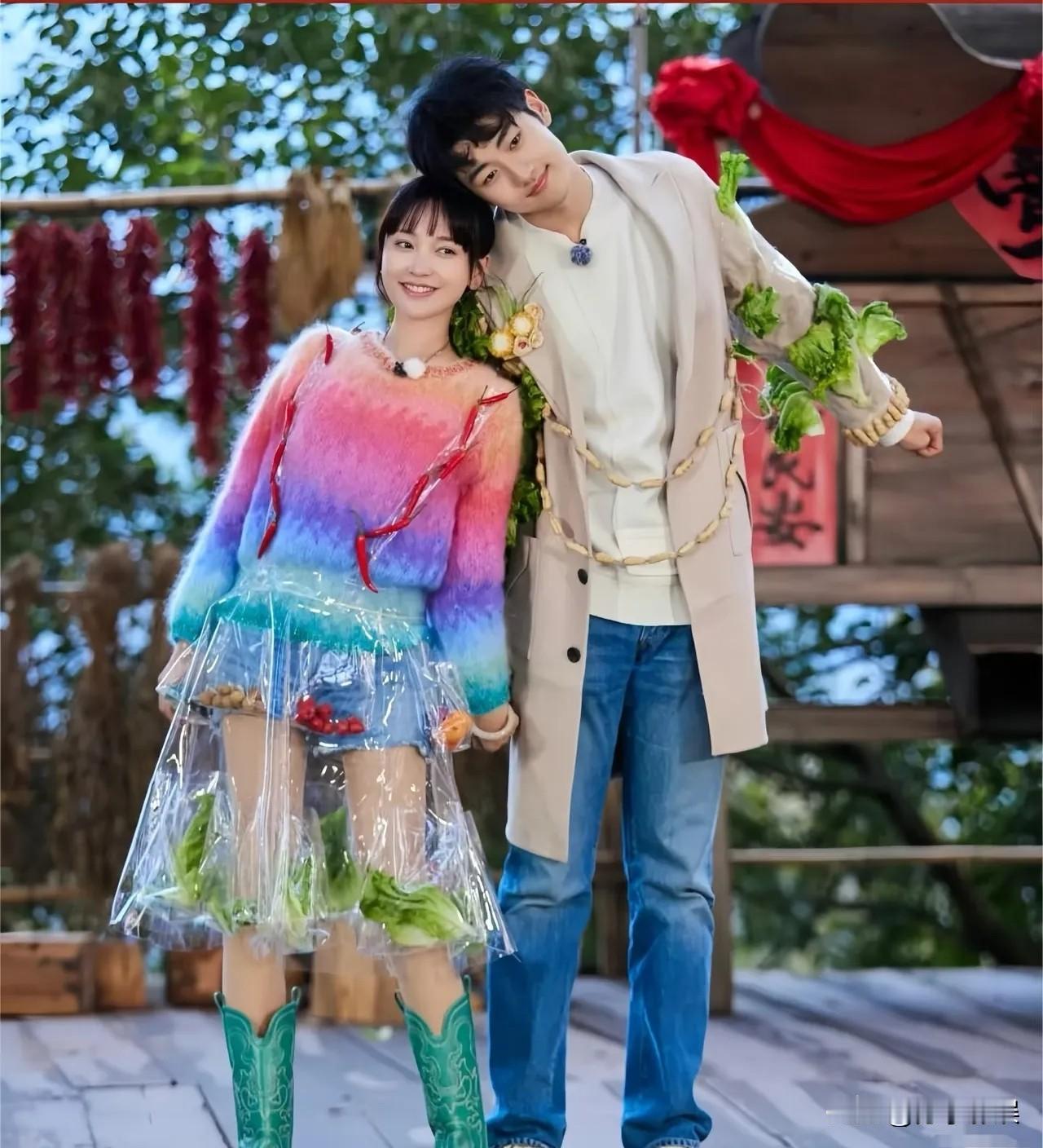 其实修不修图
都不影响人家相爱
老妻少夫又不是就他俩
虽然她成名他才出生
可是爱