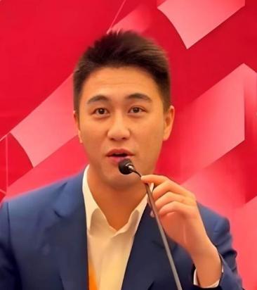 美国的关税打压之时，中国出现了一位厉害人物！他就是29岁的香港青年，赌王之子何猷