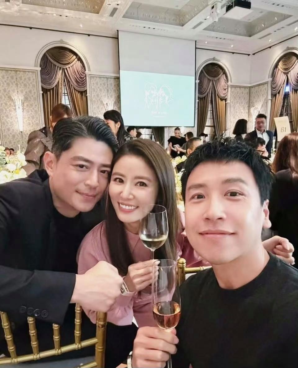 网友晒与霍建华林心如夫妇合影，这两口子的颜值是真高啊！脸贴脸看着感情是真好。