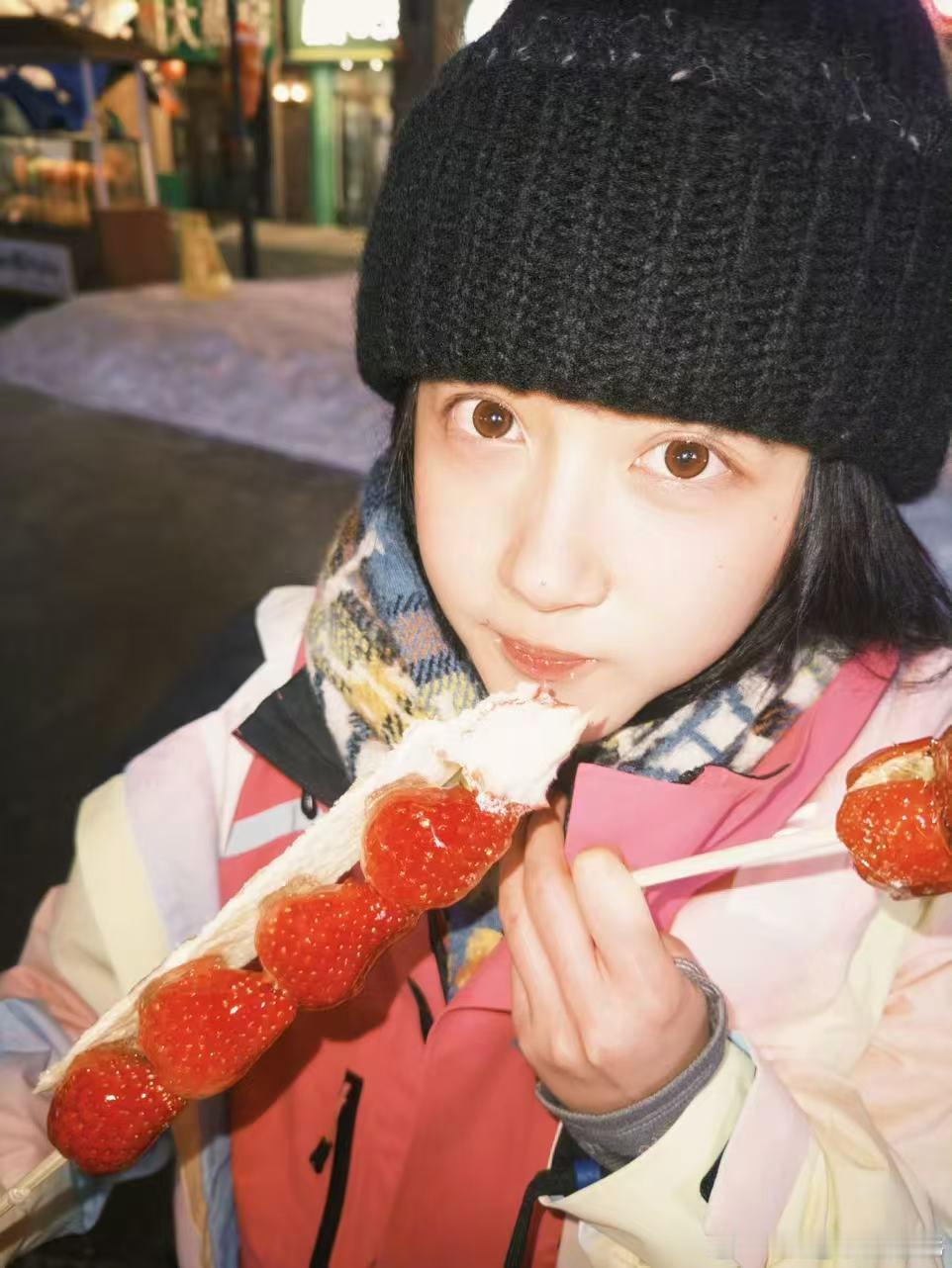 关晓彤东北晒照关晓彤东北零下吃冰糖葫芦 关晓彤东北晒照，关晓彤东北零下吃冰糖葫芦
