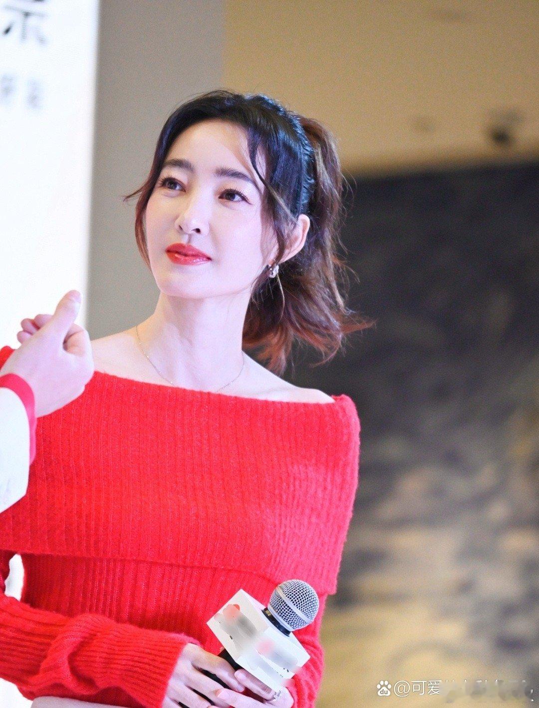 王丽坤红毛衣最潮搭！小马尾大变身，惊艳冬季时尚榜！ ​​​