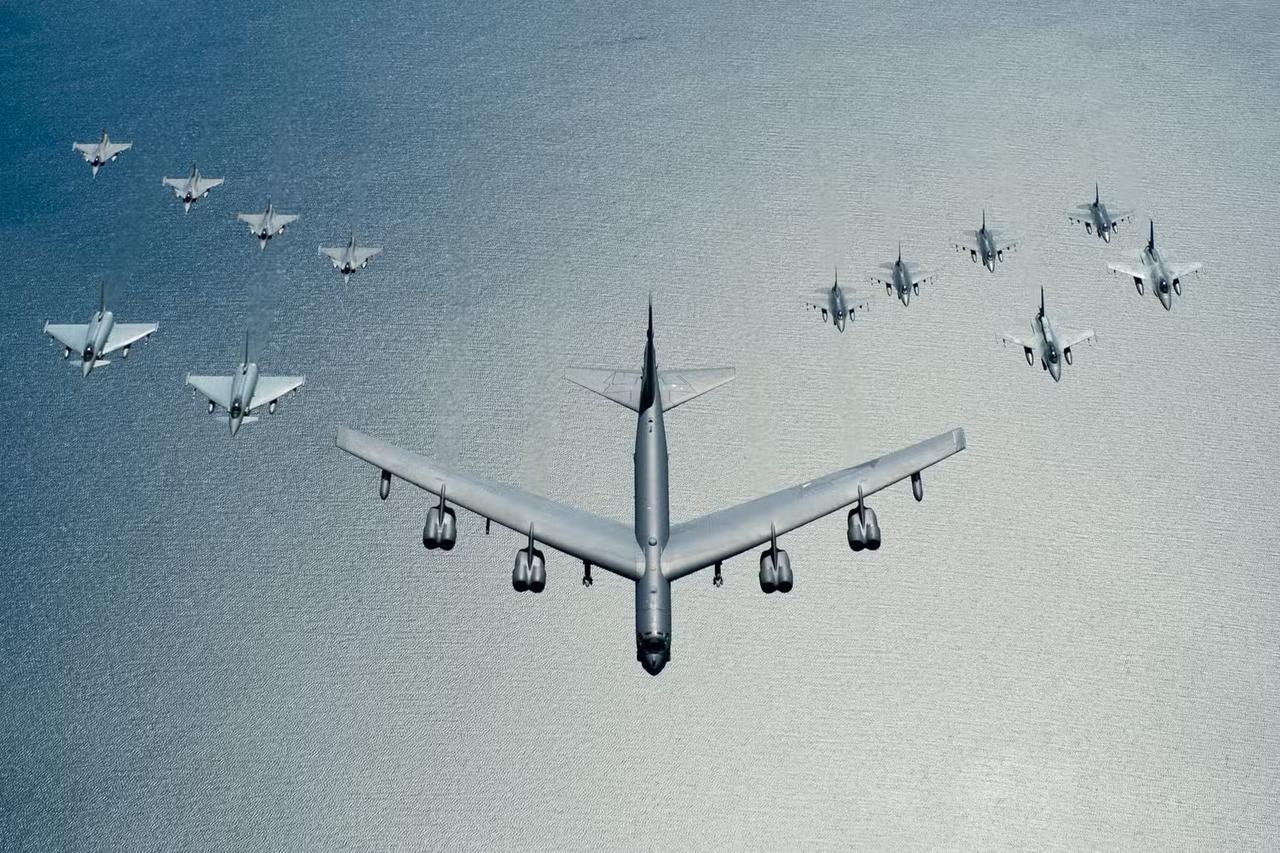 爷爷开完孙子接着开！首飞于1952年的B-52轰炸机将跨越100年，凭啥熬死一众