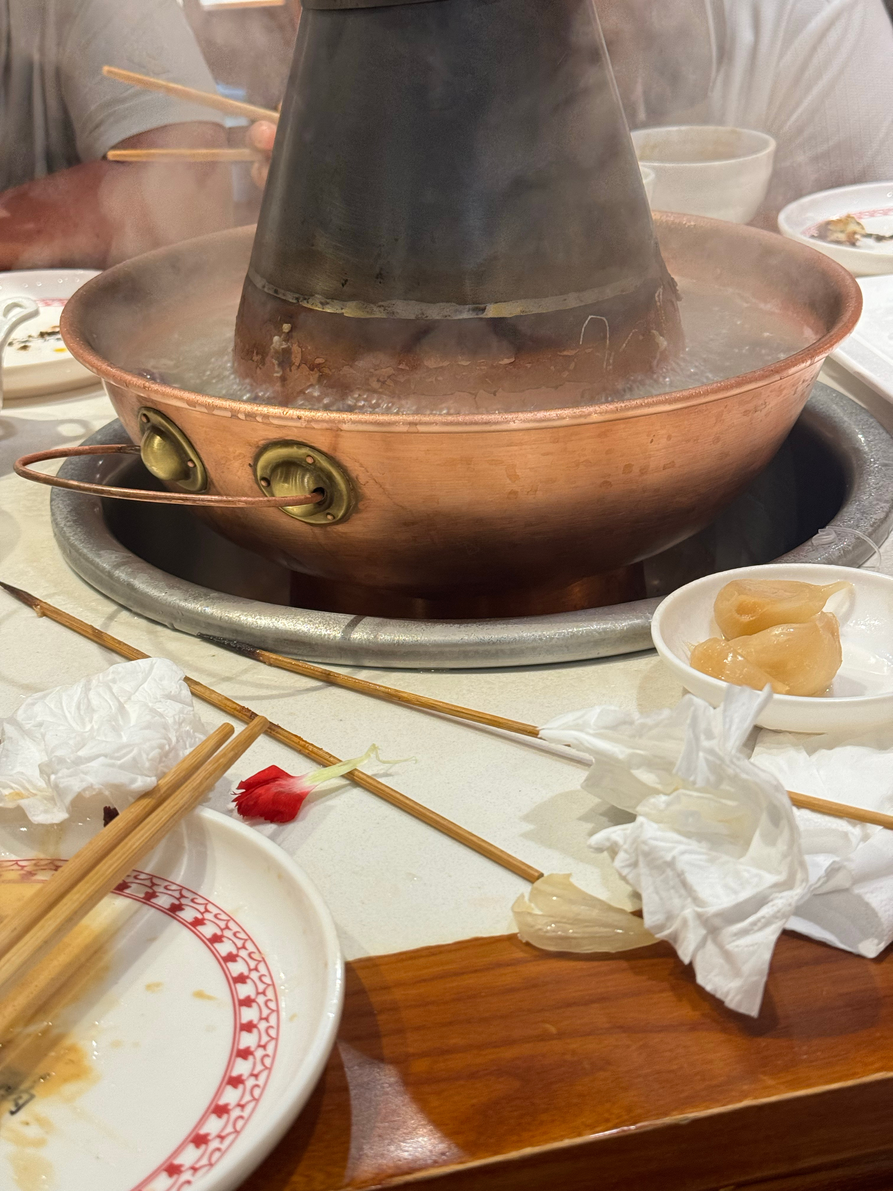 今天北京一直在哩哩啦啦的下雨，晚上来吃个铜锅涮肉吧，吃之前忘拍照了