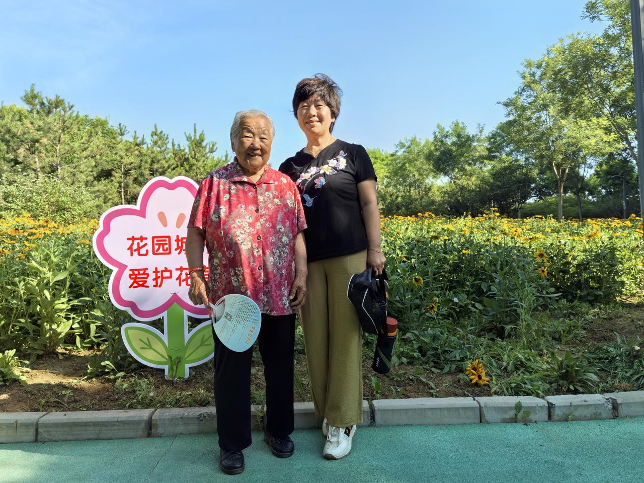 分享一下你随手拍下的照片母女公园漫步随拍