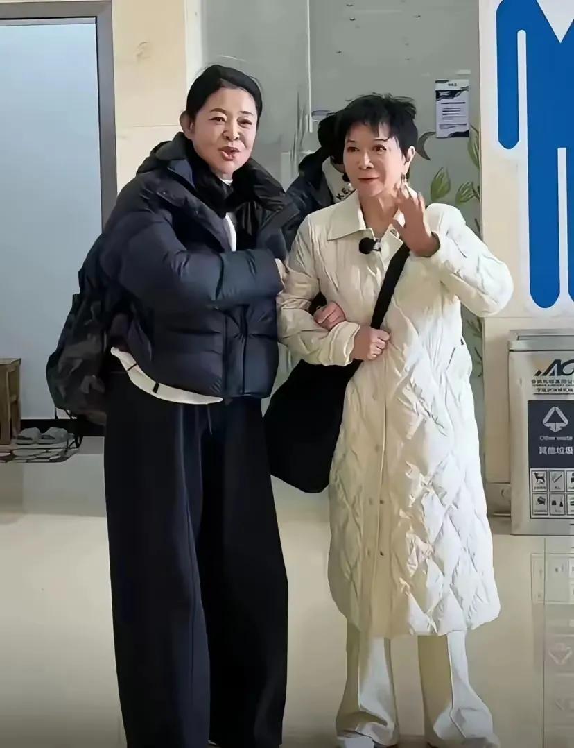 真冷啊，老姐姐多穿点，不抗冻了。是啊，这地方咋这么冷以前来过没感觉到啊，我都把老