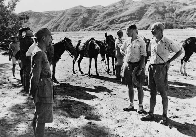 1938年，抗日战争进入相持阶段，敌后抗日武装聂帅与外国友人正在交谈，右边那位好