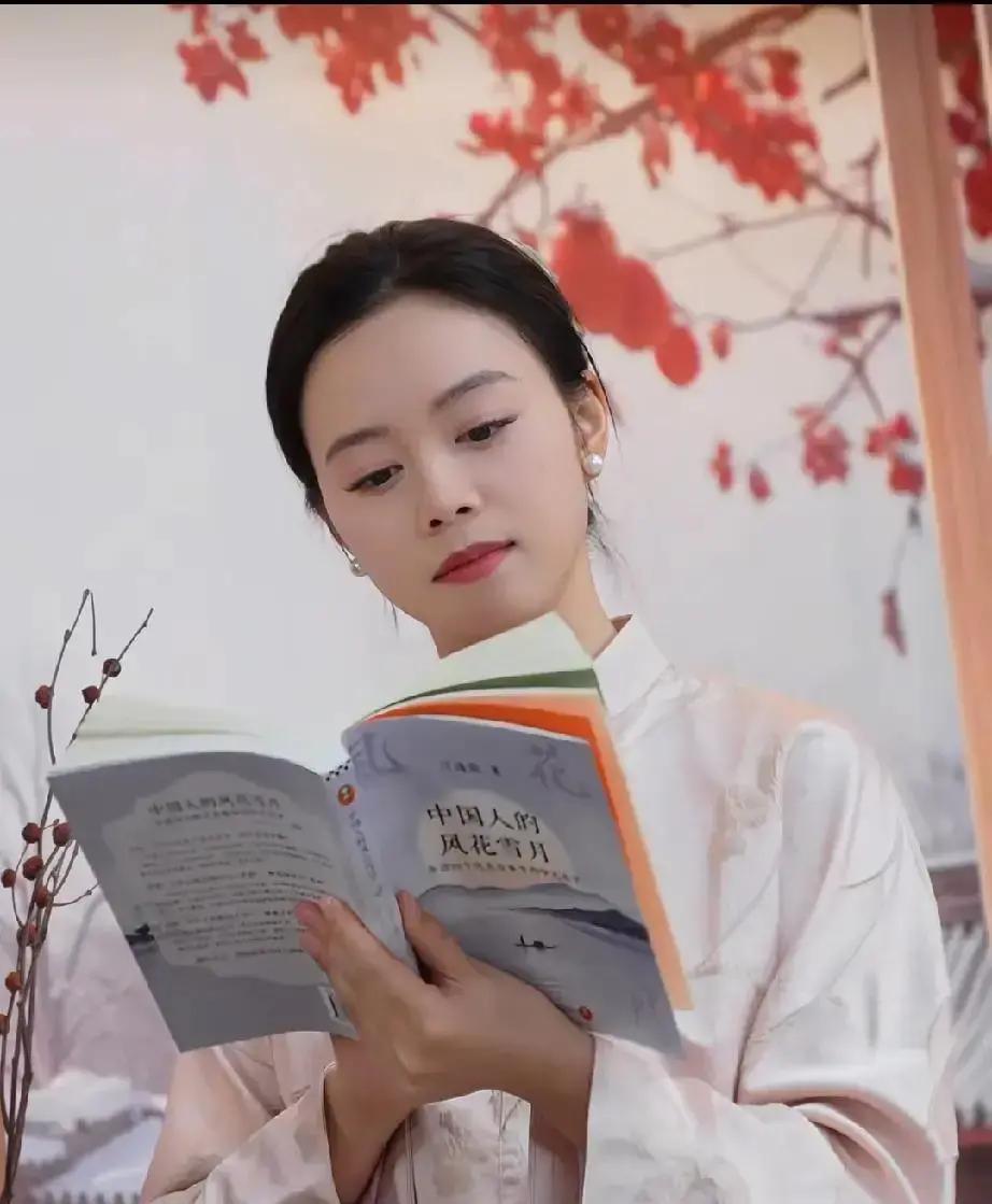 “姐妹们，我刚刷到潇潇在《兰芝春序》讲《傲慢与偏见》，直接把我拉回！当年看电影光