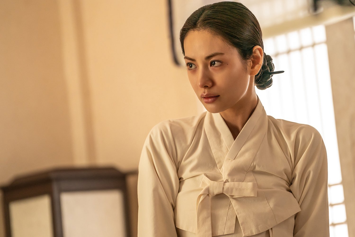 韩剧丑闻孙艺珍x池昌旭x林珍娜｜剧照讲述了上流社会的花花公子赵元（池昌旭 饰）与