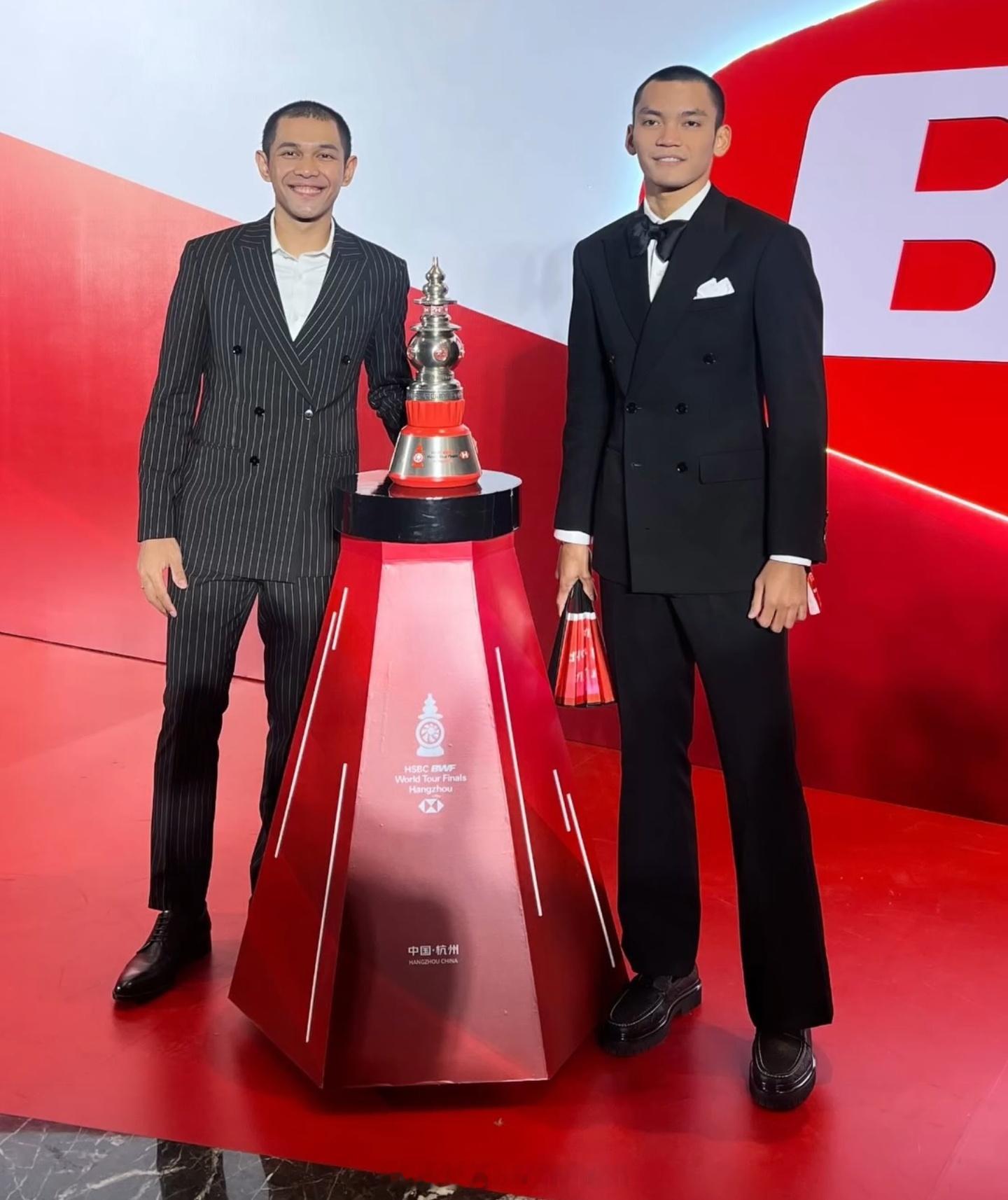 其实感觉变化最大的是你们，可以授予【最佳发型奖】羽联总决赛颁奖典礼2025年世界