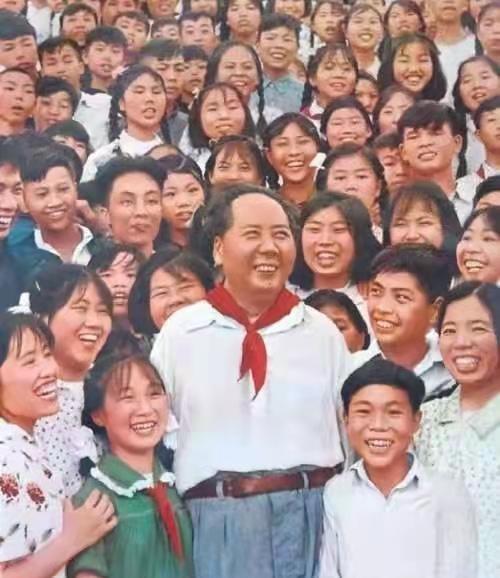 故事：1959年，蒋含宇幸运地被选去为毛主席戴红领巾，还一起拍了经典的合照。4年