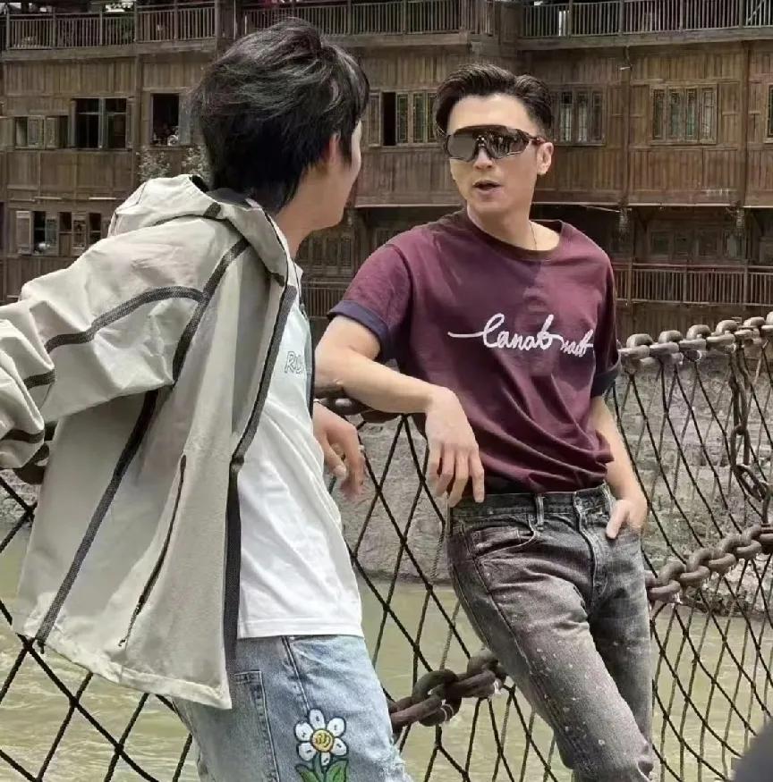 谢霆锋丁真，太惊喜了！

今天6月17日，有网友偶遇谢霆锋和丁真一起拍摄纪录片，