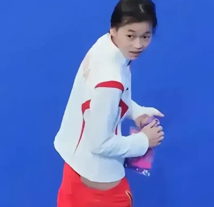 陈洪太可爱了！比赛结束后，她赶去领取奖杯，却发现鞋子明显太大，不合脚。连她走路的