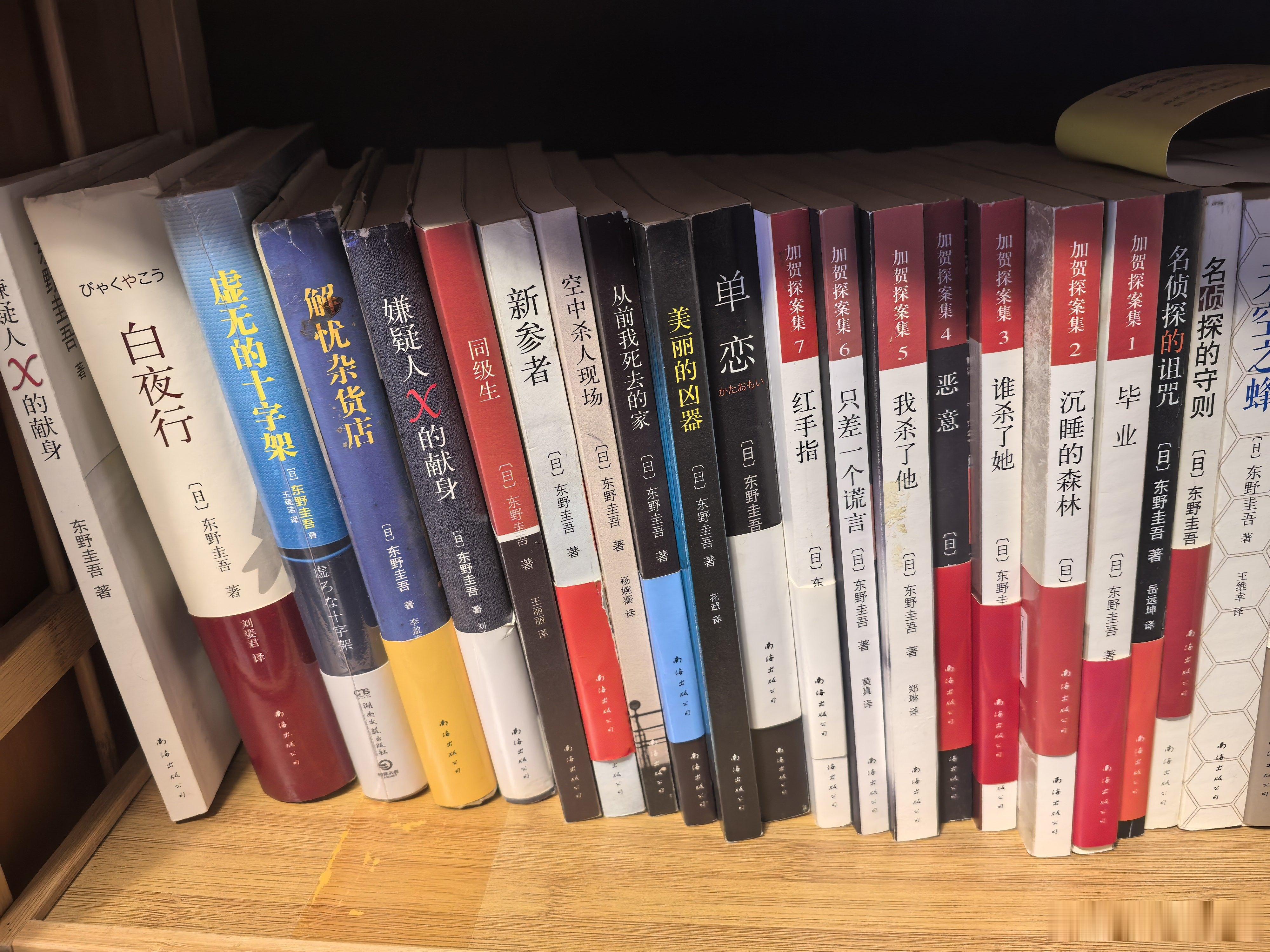 7月23日，日本作家东野圭吾因结肠癌去世，享年68岁。本狼书架上依然摆满了他的作